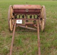 Semoir mecanique a cereales Mc Cormick, en ligne a disques (30eme fete des moissons de Saint-Jean-de-Touslas) (2)